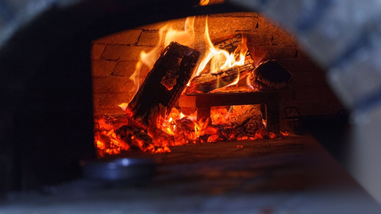 Horno de Es Fortí con las llamas encendidas