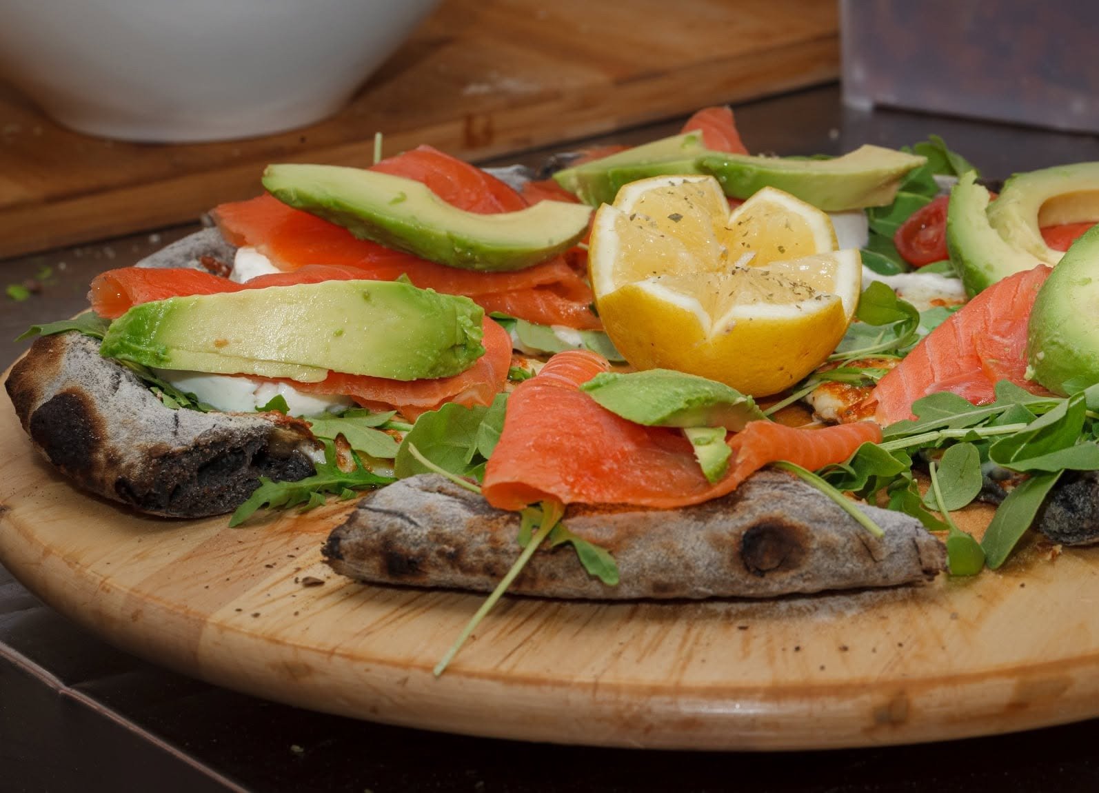 Pizza Es Fortí con salmón, aguacate y rúcula